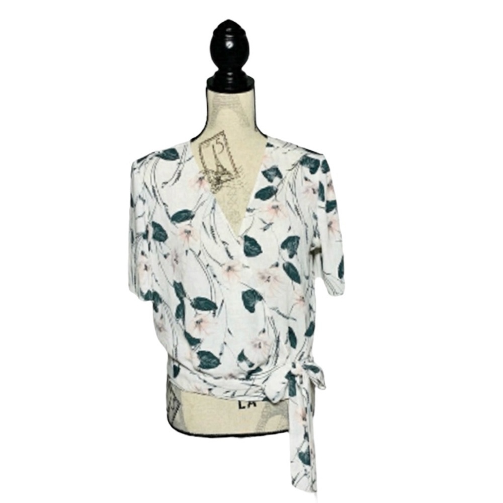 DYNAMITE M floral true wrap blouse